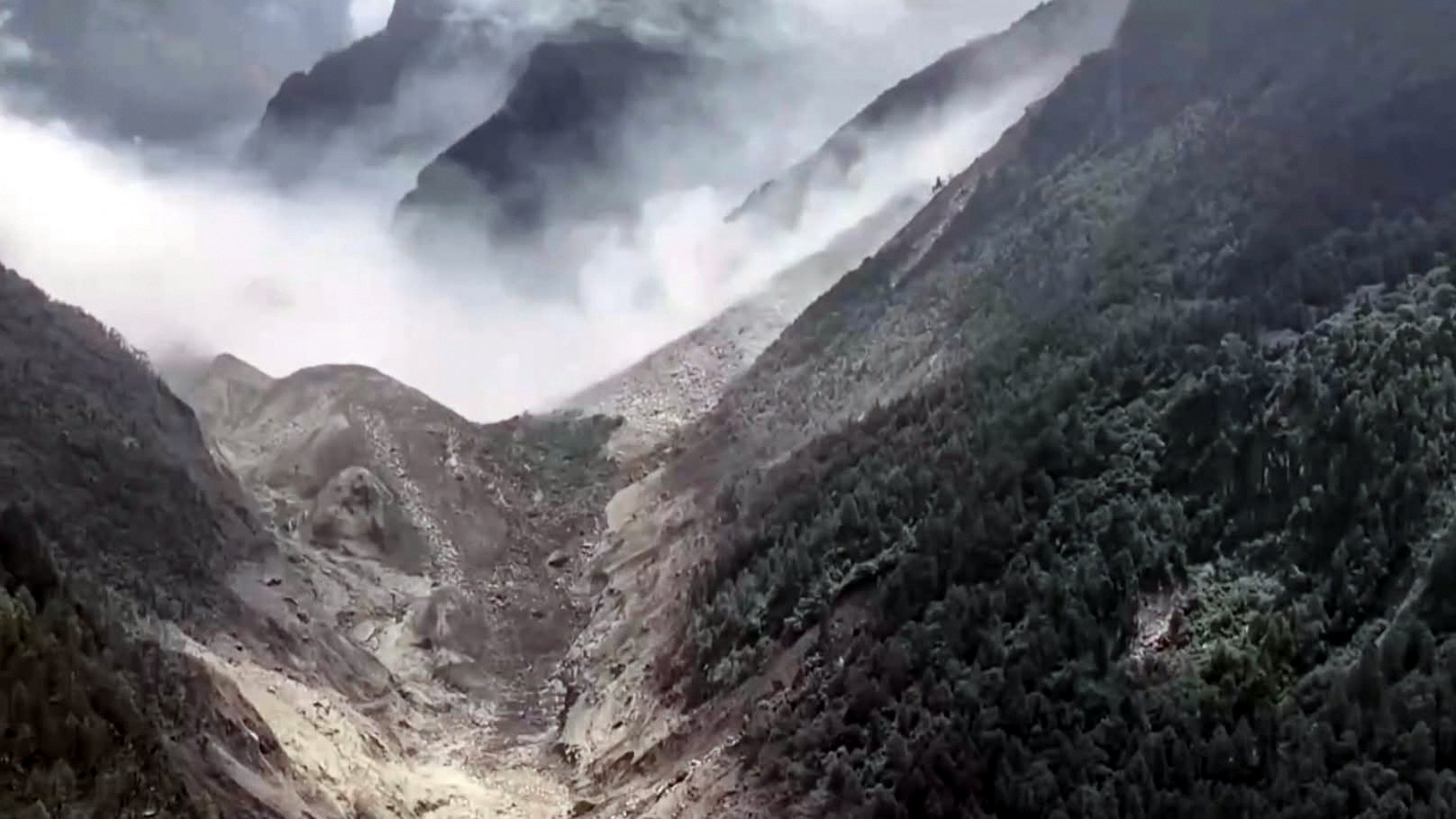 रसुवामा बाढी आउनुको कारणः  हिउँ-चट्टानको हिमपहिरो
