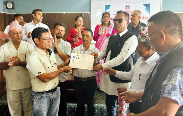 ‘जब हातमा जग्गा धनीपुर्जा आयो, आँखा रसायो’