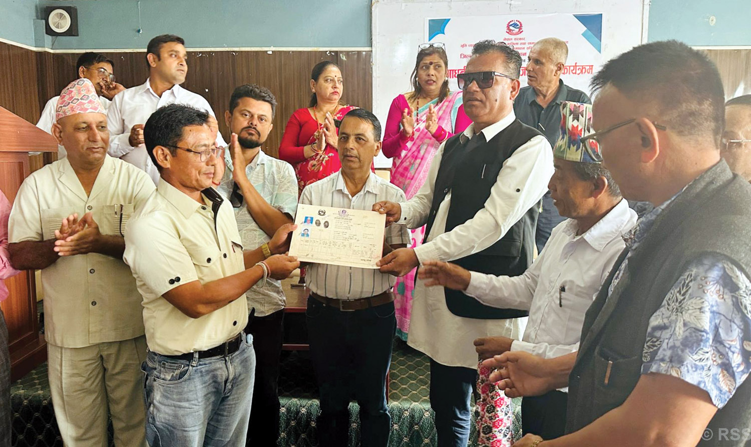 ‘जब हातमा जग्गा धनीपुर्जा आयो, आँखा रसायो’