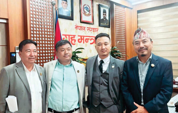 पूर्व गोर्खा सैनिकमाथि ठगी गरेको भन्दै सांसदले गृहमन्त्री सुधन गुरुङलाई भेटे