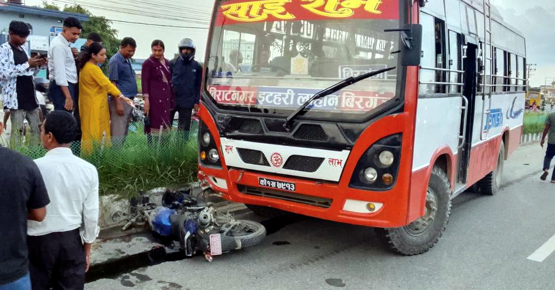 बसको ठक्करले सहायक हवल्दारको मृत्यु, ट्याक्टरको चक्कामा पर्दा सहचालकको मृत्यु