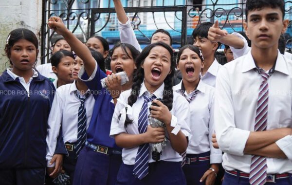 छात्रछात्राले धरान उपमहानगरपालिकामा नाराबाजीपछि घेरे