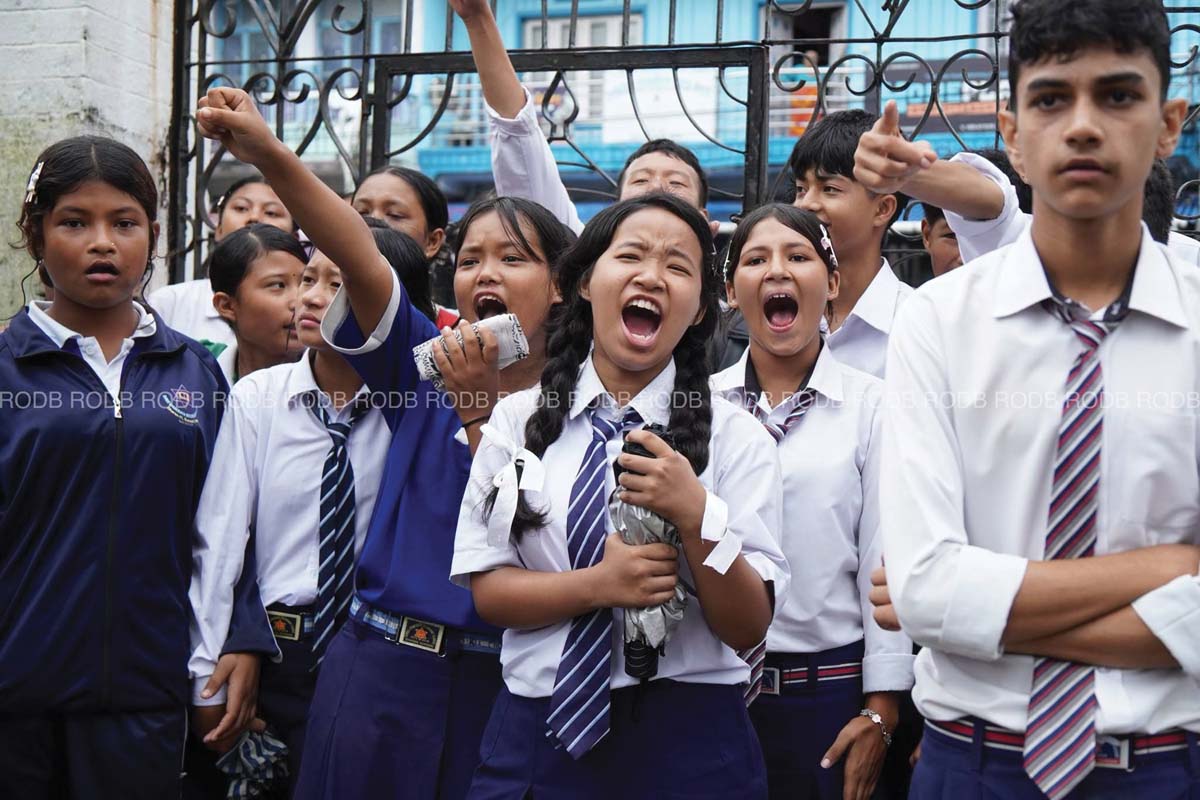 छात्रछात्राले धरान उपमहानगरपालिकामा नाराबाजीपछि घेरे