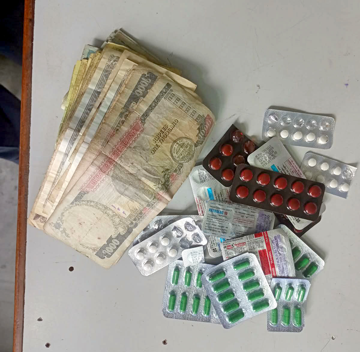 धरानको देउरालीमा लागूऔषध र नगदसहित समातिए आकाश राई