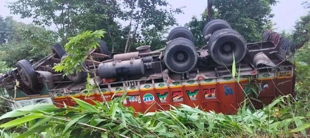 ट्रक पल्टिँदा सहचालकको गयो ज्यान