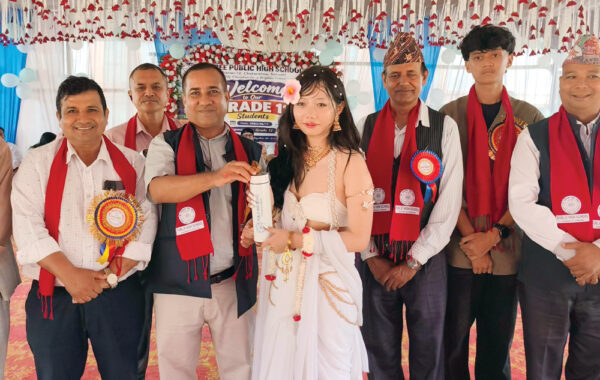 धरानको पब्लिक हाइस्कुलमा स्वागतसँगै छात्रवृत्ति र पुरस्कार वितरण